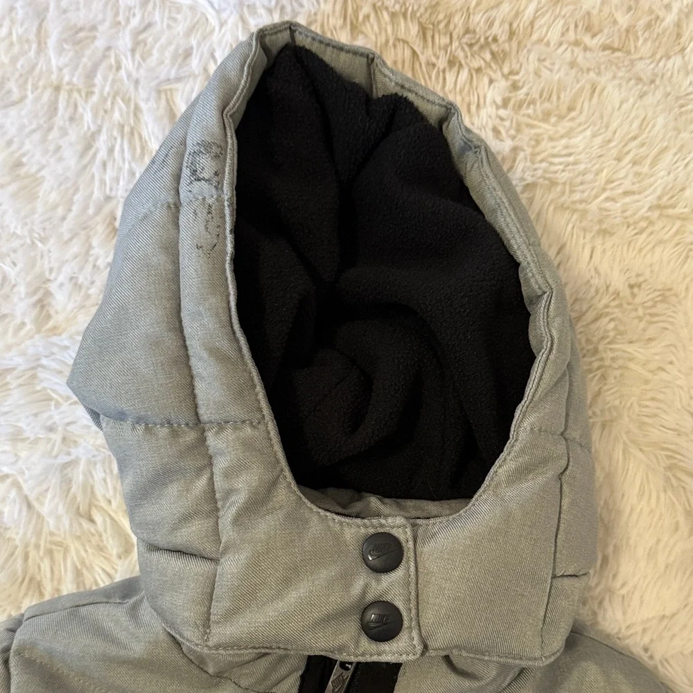Nike Kids Light Gray Hooded Puffer Jacket with Black Accents